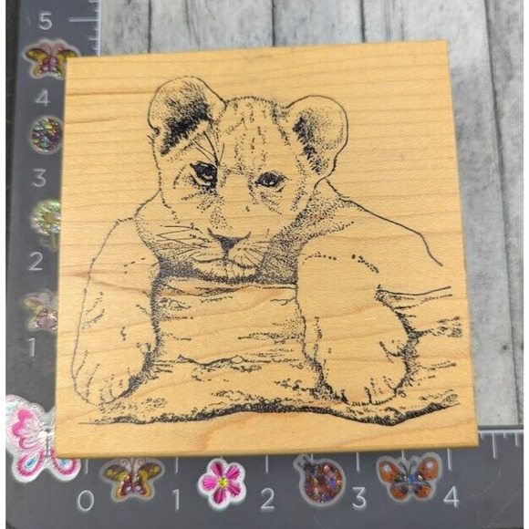 The Artist Stamps Lion Cub Detailed Lying On Log Rubber Stamp Wood #E24 - Picture 1 of 3